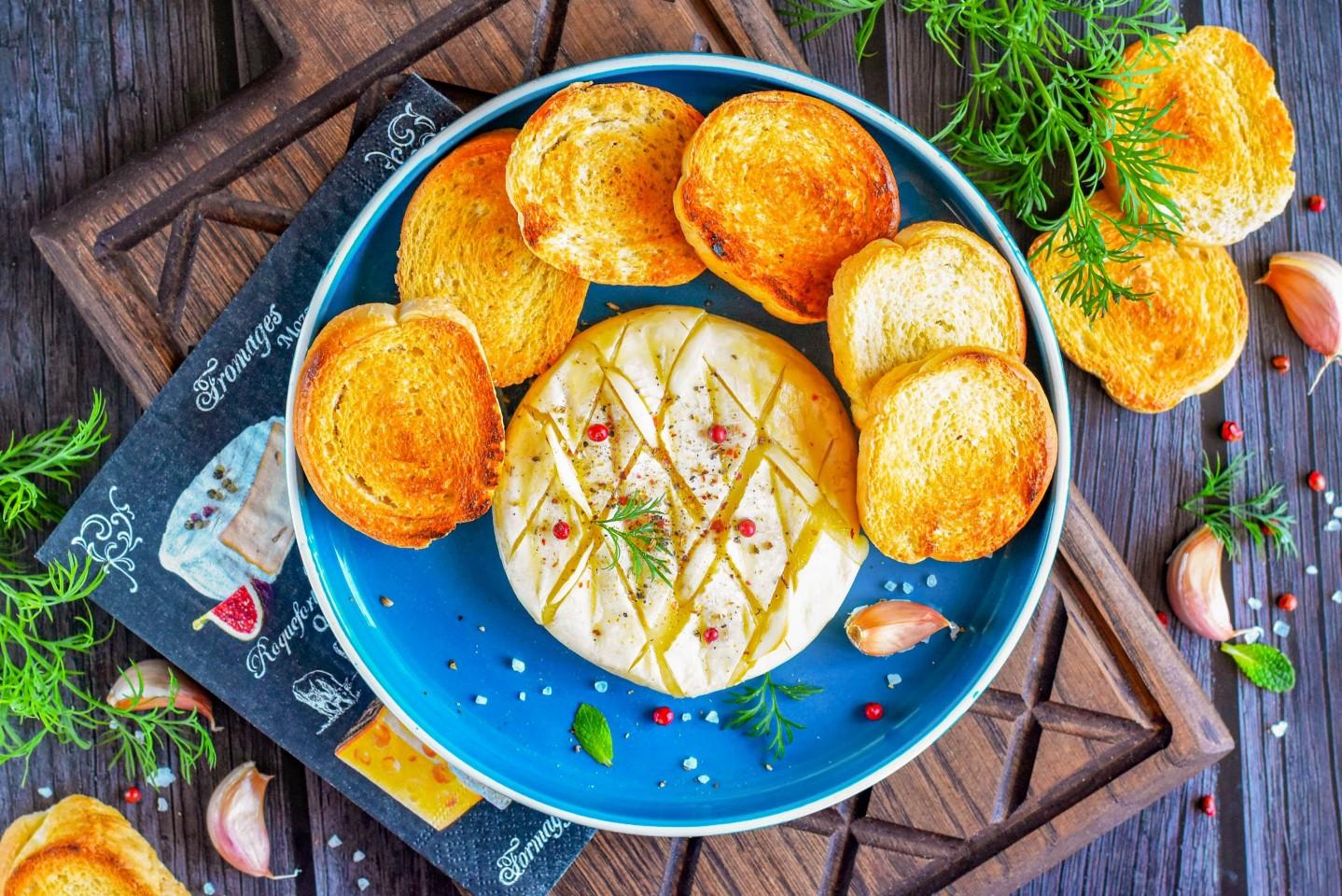 Ser Camembert zapiekany w piekarniku z czosnkiem