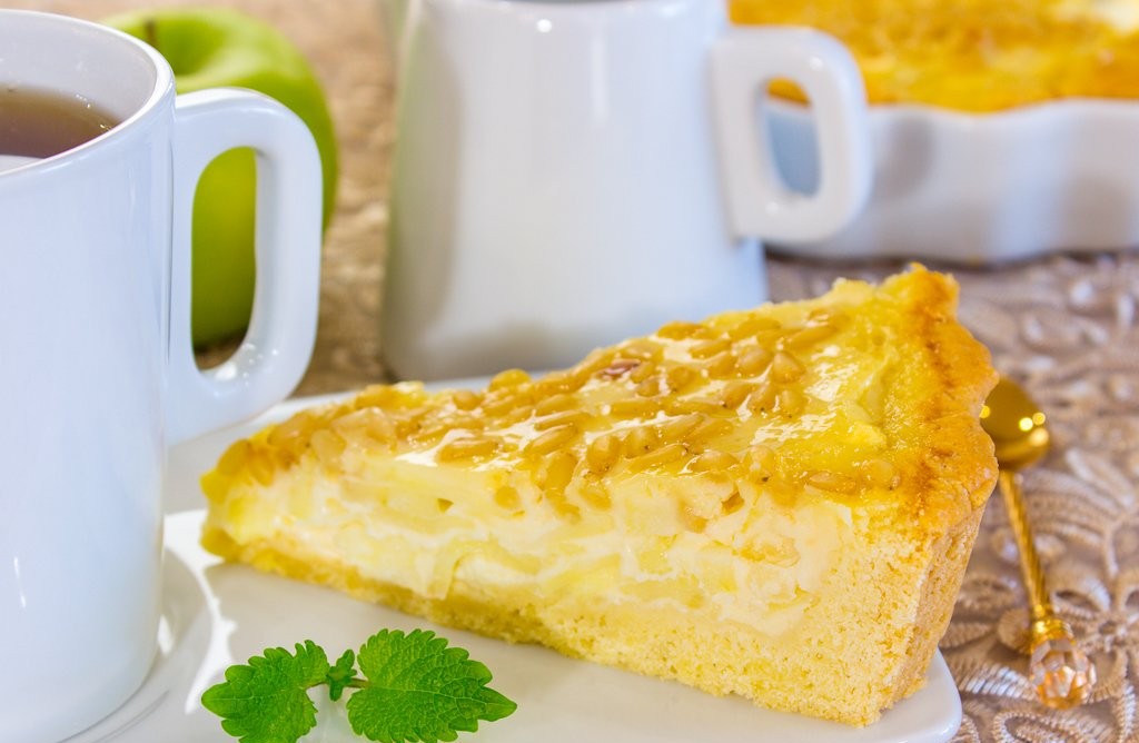 Ciasto z jabłkami i orzeszkami piniowymi